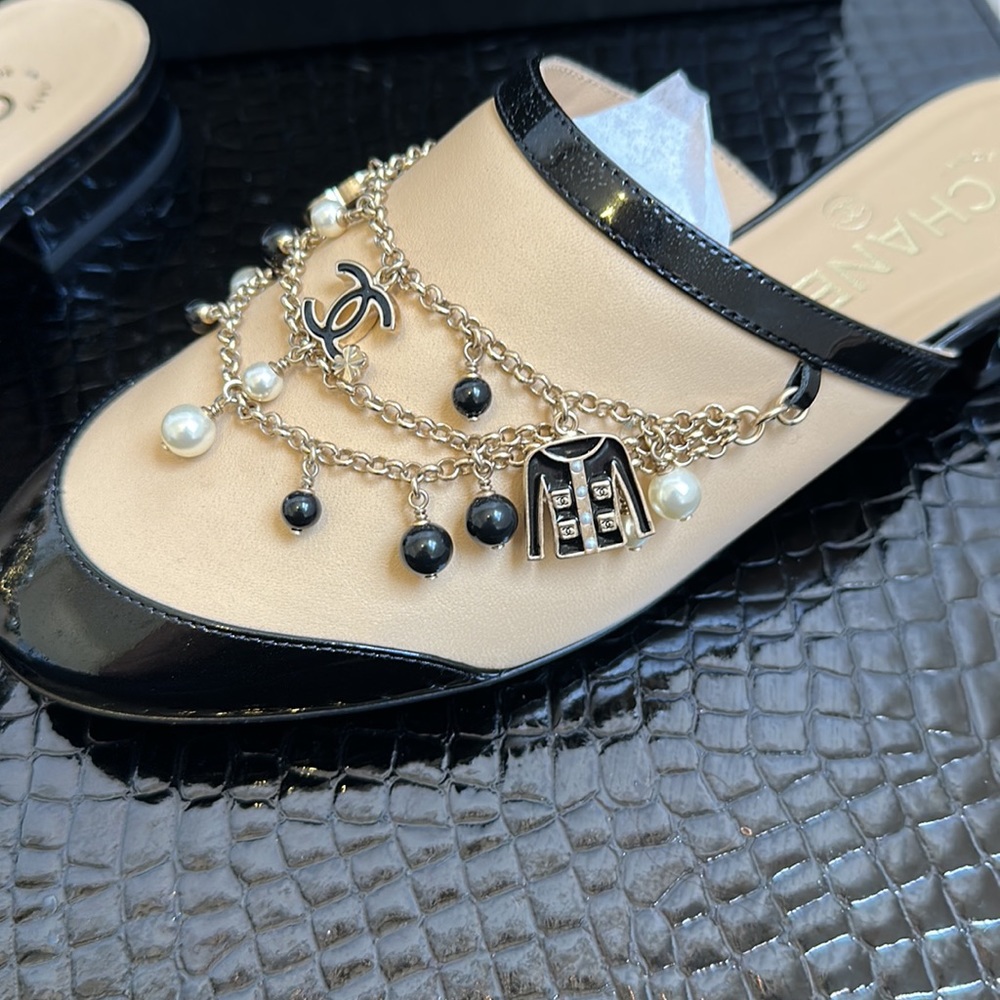 Stunning Chanel lamb skin mules. - Picture 3 of 9